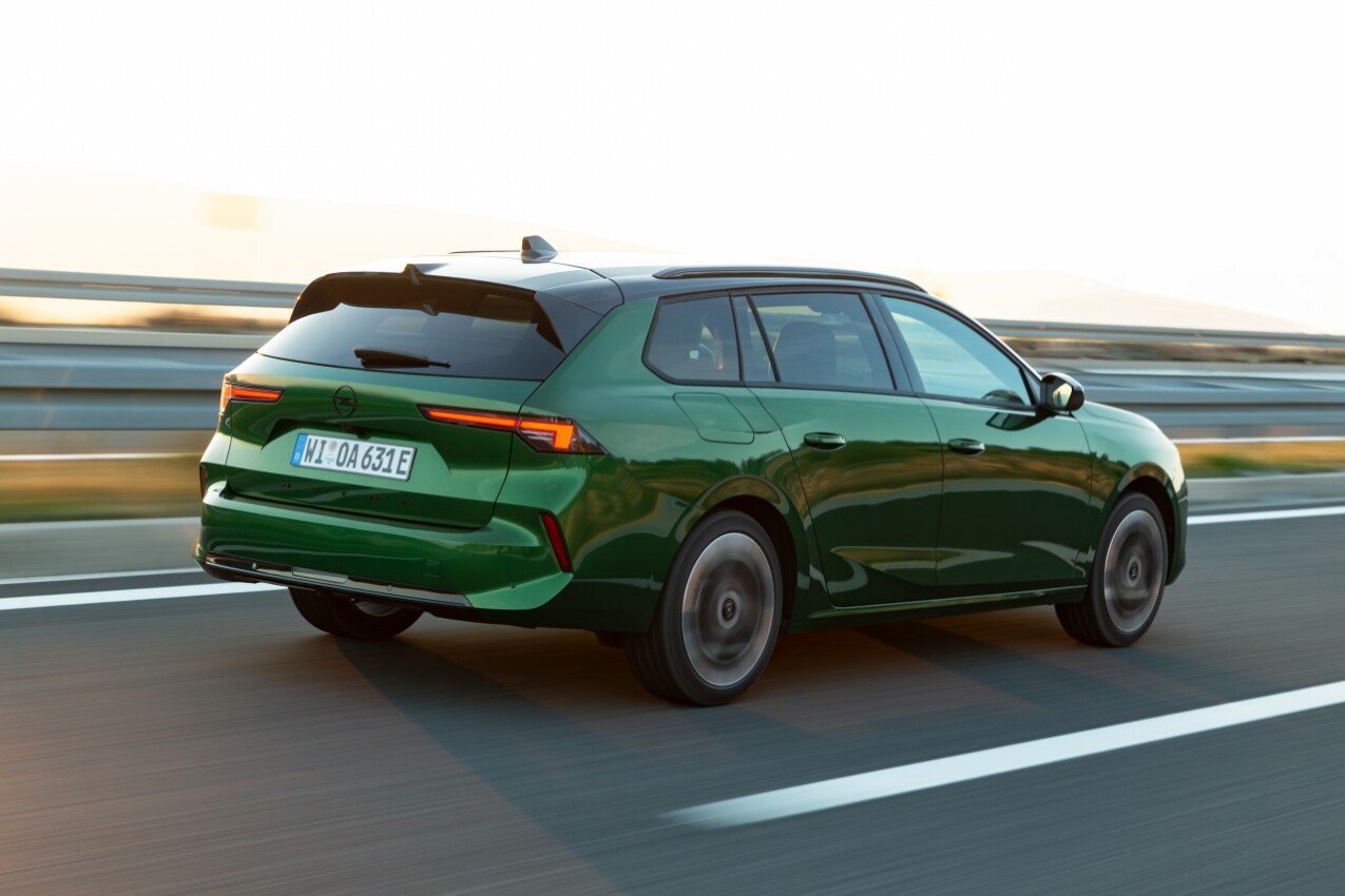 Opel Astra Sports Tourer Electric schräg hinten