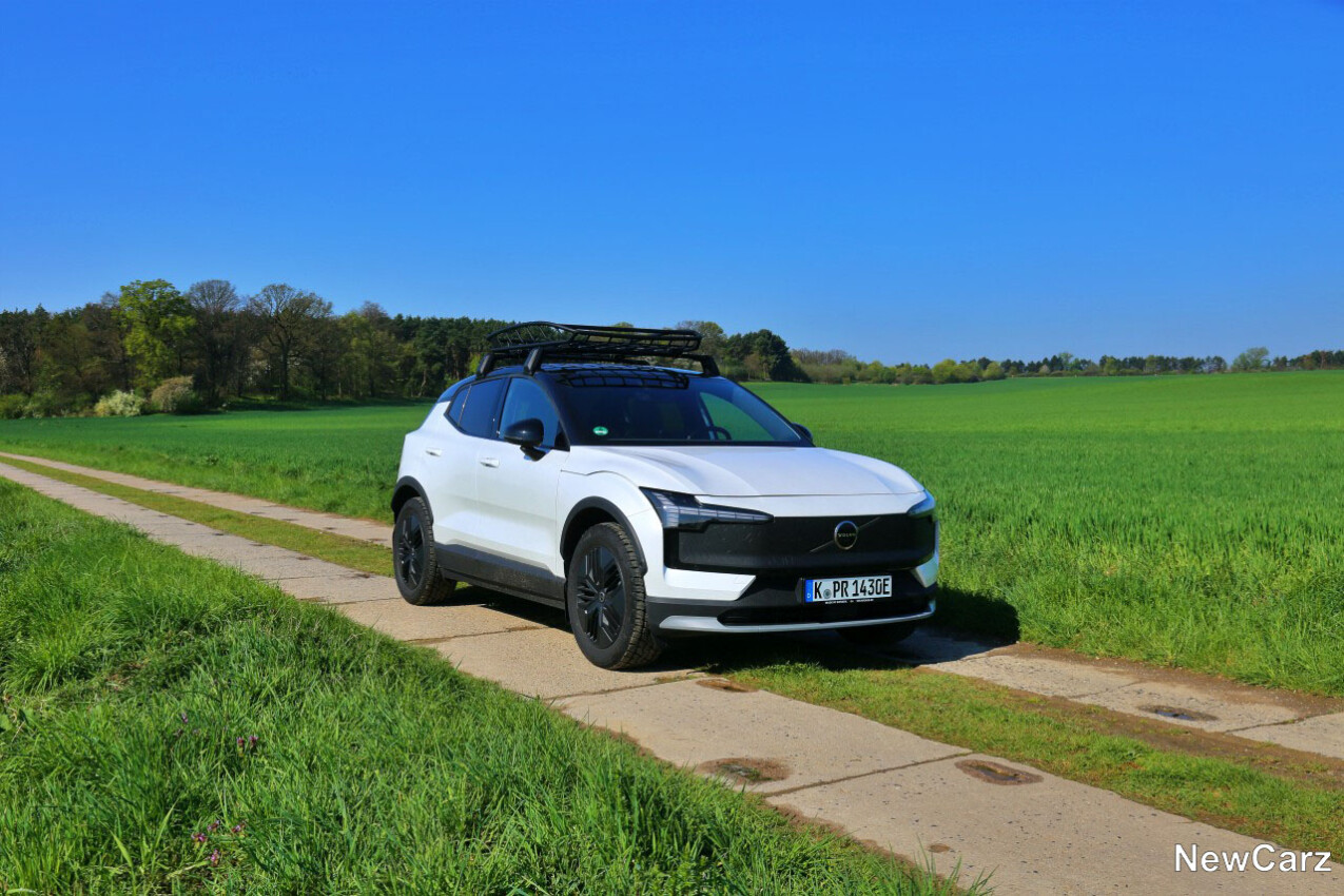 Volvo EX30 Cross schräg vorn rechts