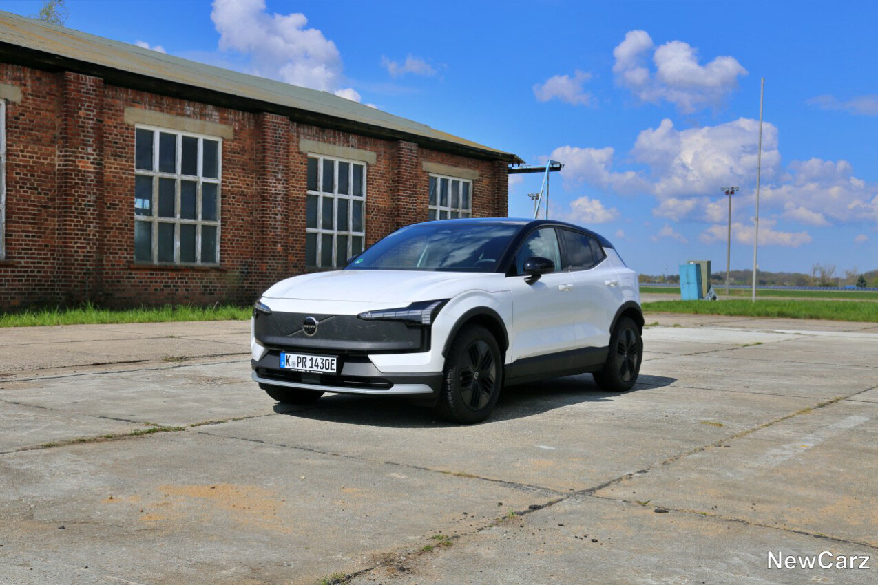 Volvo EX30 Cross Country vorn links