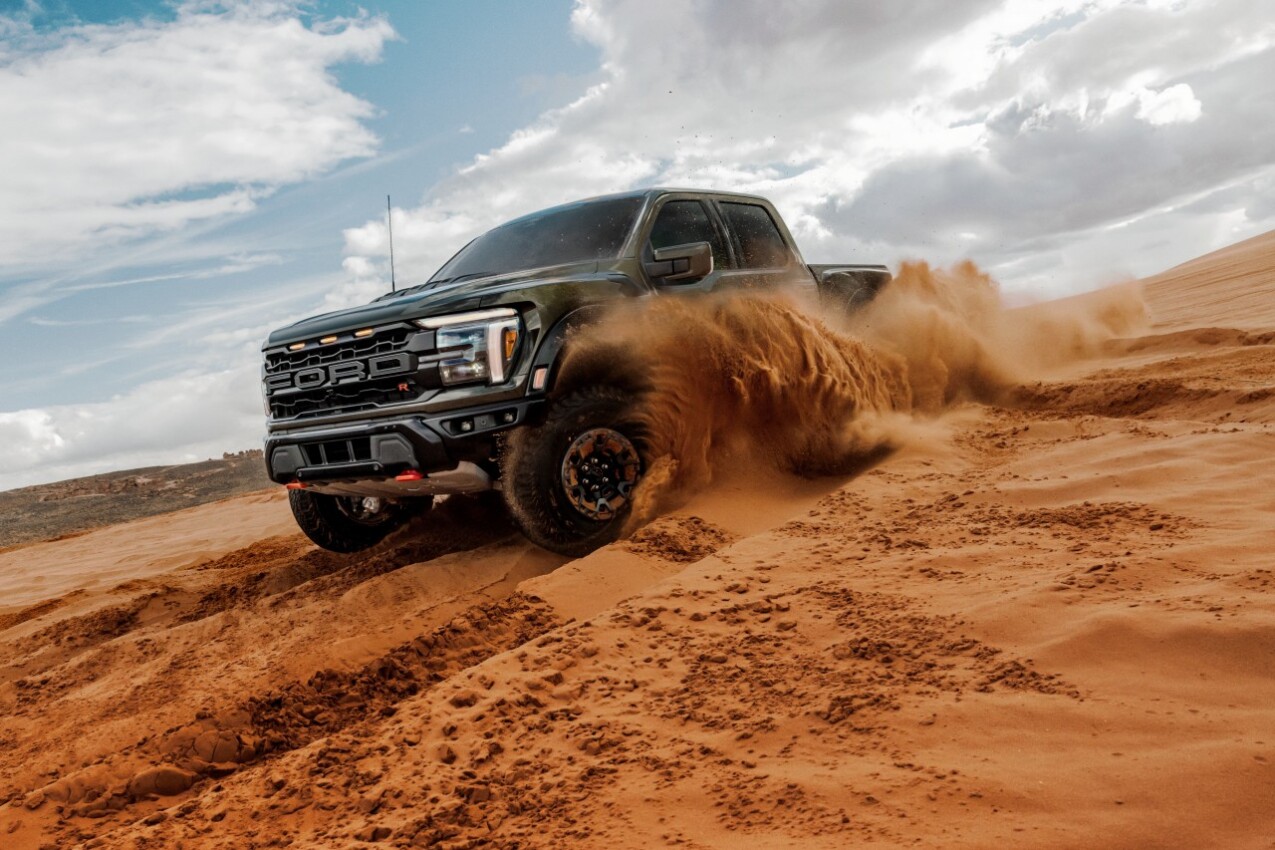 Ford F-150 Raptor R offroad
