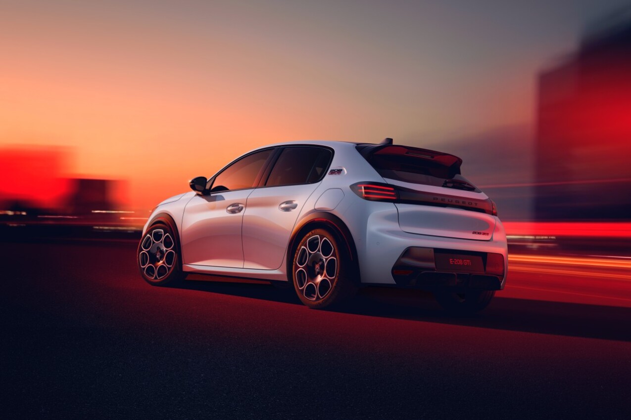 Peugeot E-208 GTi schräg hinten