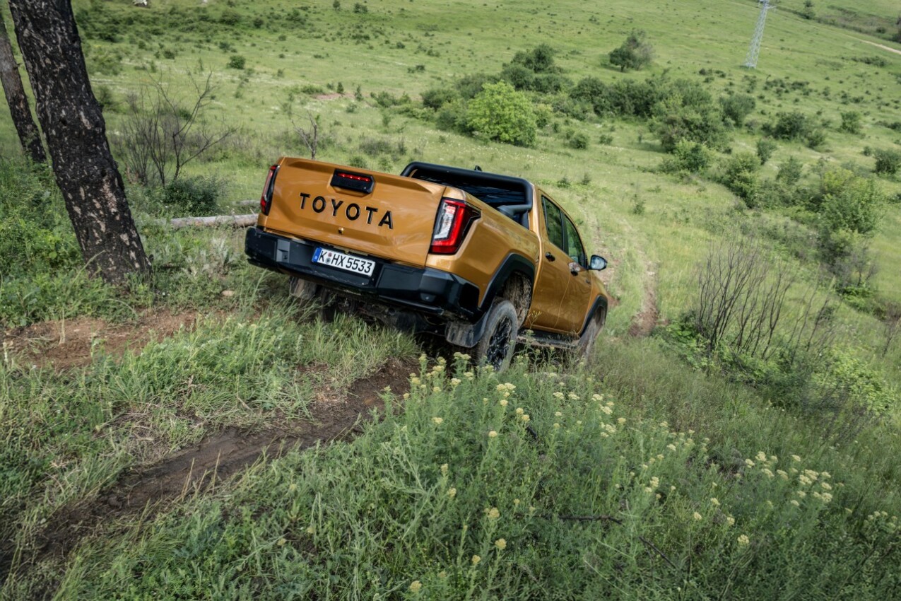 Toyota Hilux 2027 offroad