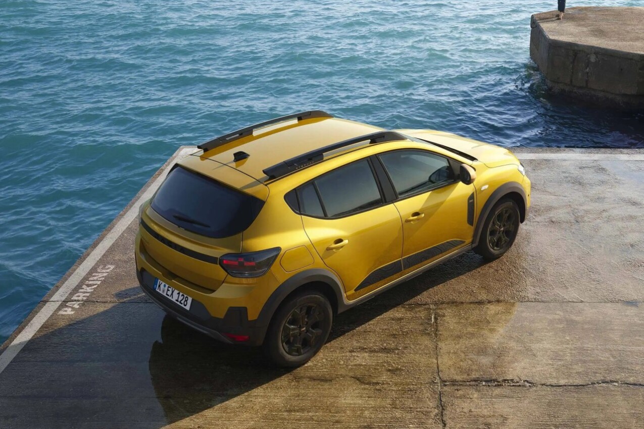 Dacia Sandero Stepway hybrid 155 schräg oben