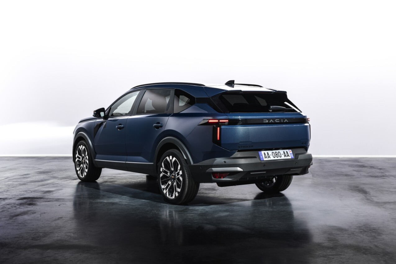 Dacia Striker schräg hinten