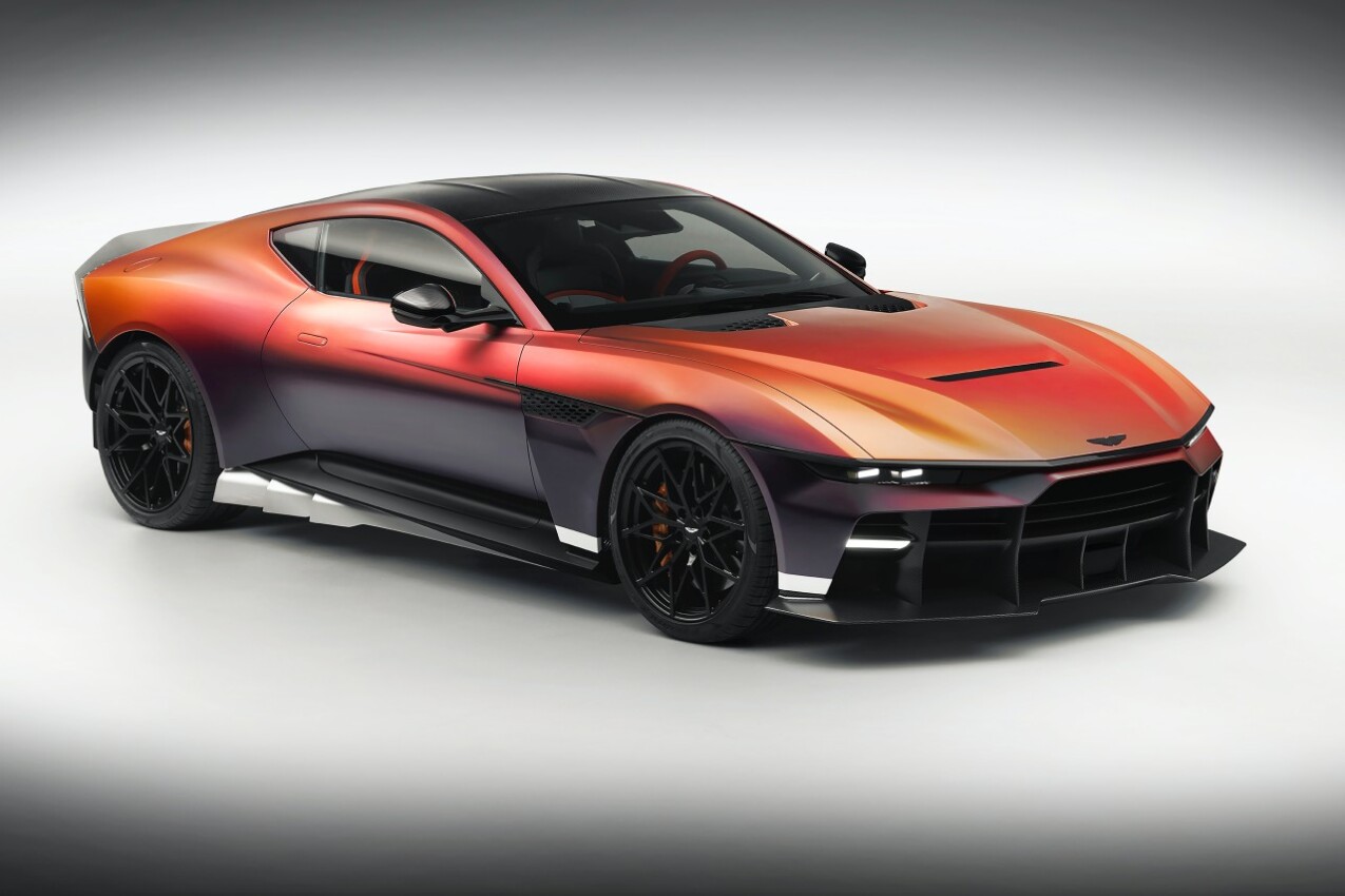 Aston Martin Valen schräg vorn rechts