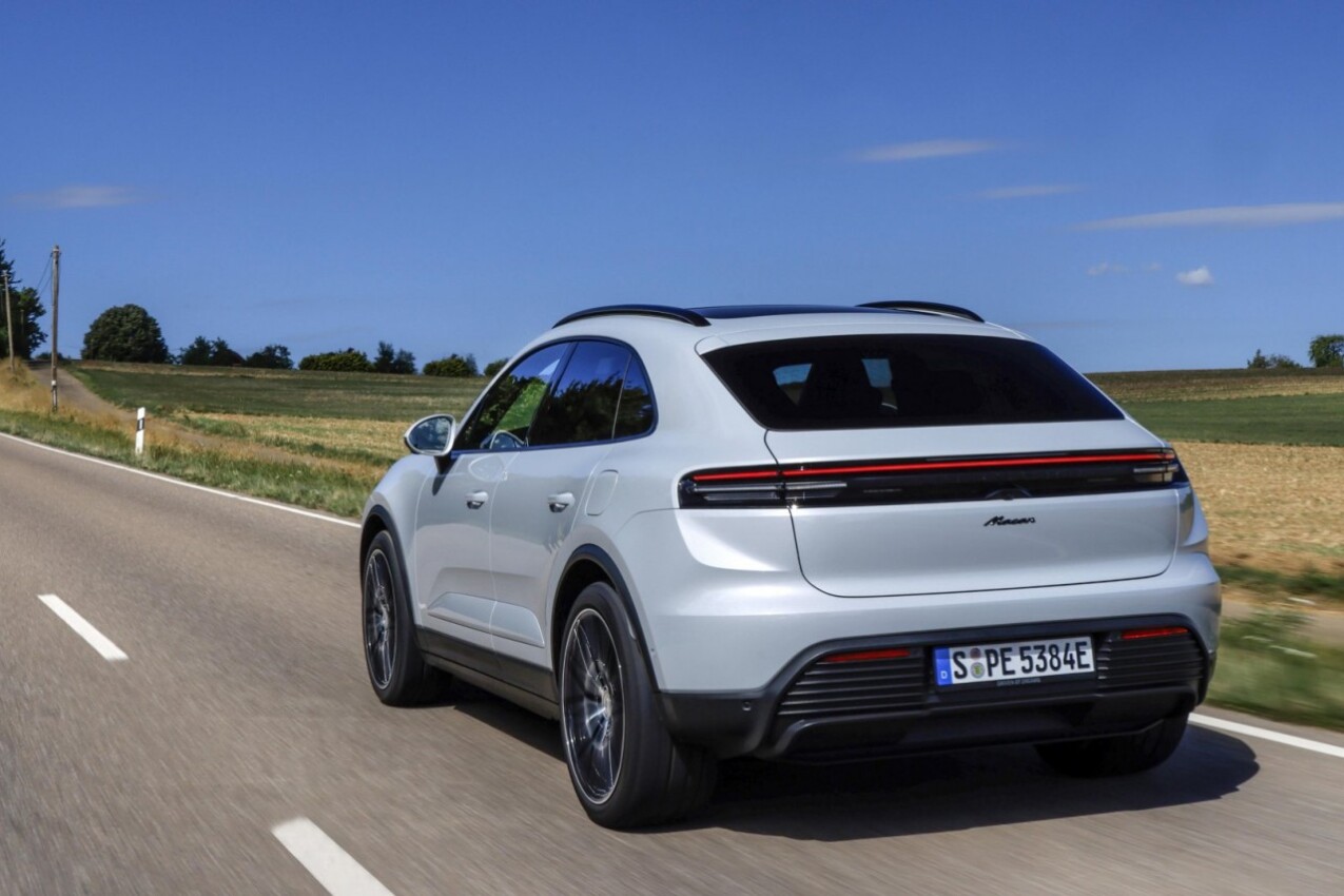 Porsche Macan Electric schräg hinten