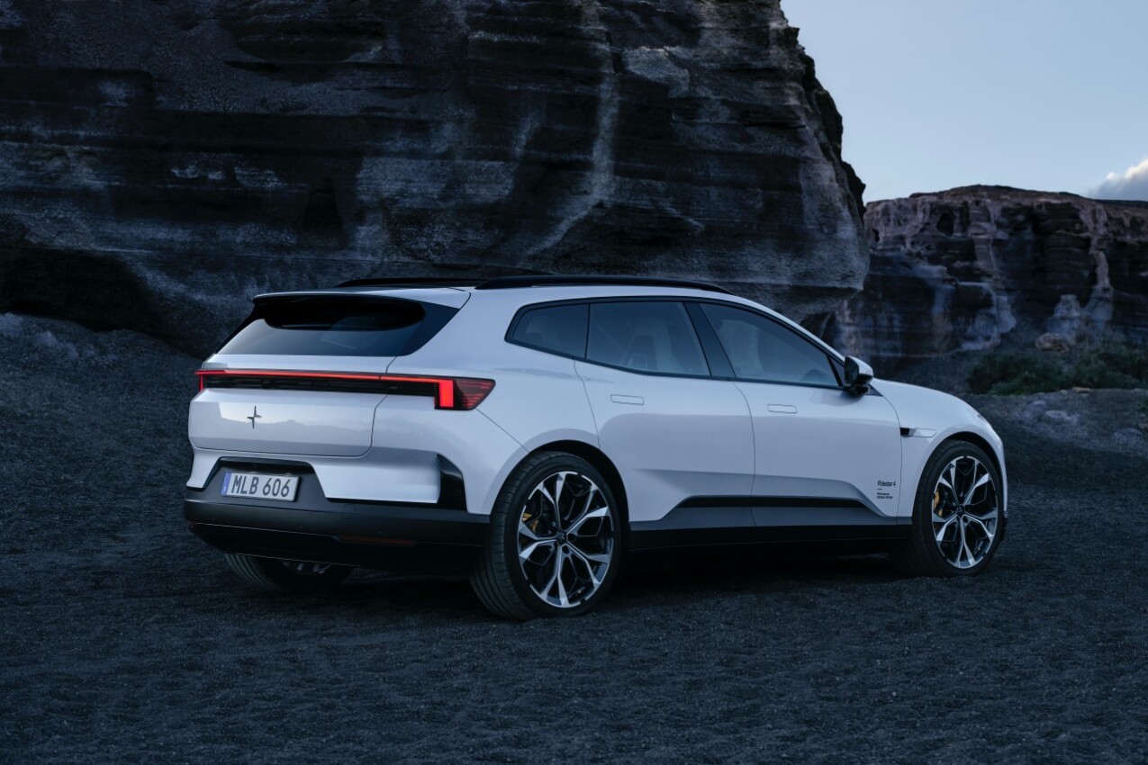 Polestar 4 SUV schräg hinten