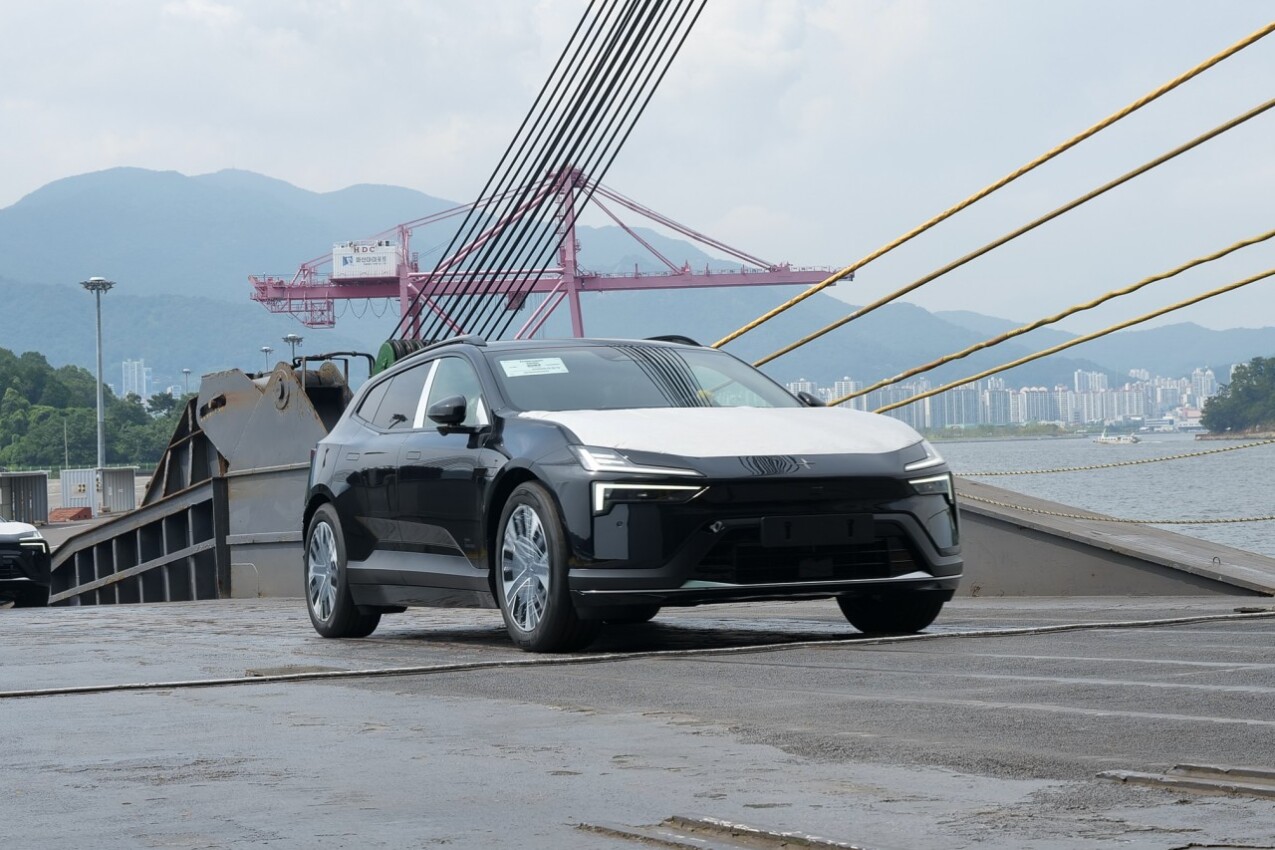 Polestar 4 SUV schräg vorn