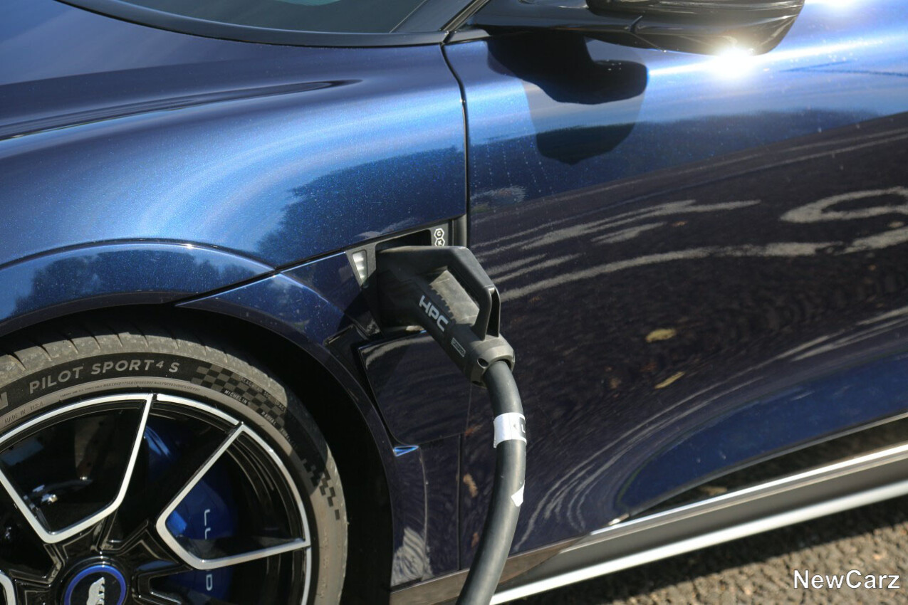 Lucid Air Sapphire Ladekabel angeschlossen